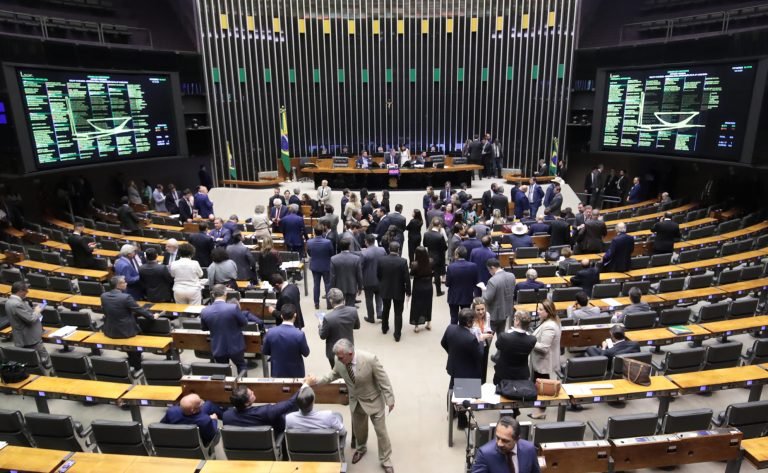 Deputados aprovaram o texto no Plenário