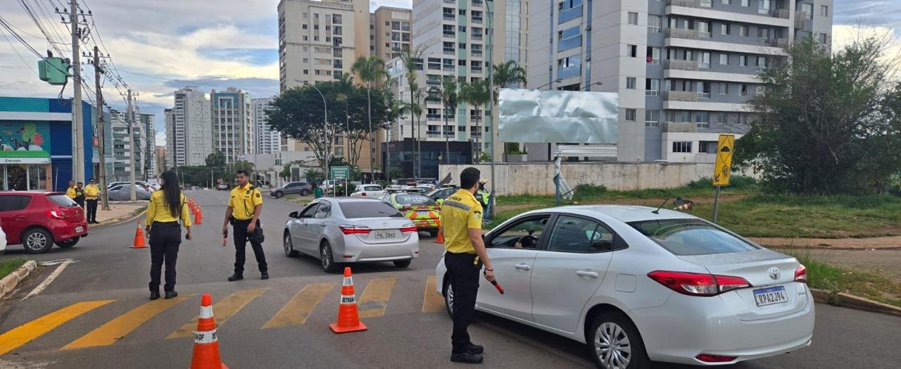 Detran-DF: A Operação Cerco, realizada em Águas Claras, abordou mais de mil condutores e registrou o maior número de infrações por dirigir após o consumo de bebida alcoólica (33) no fim de semana