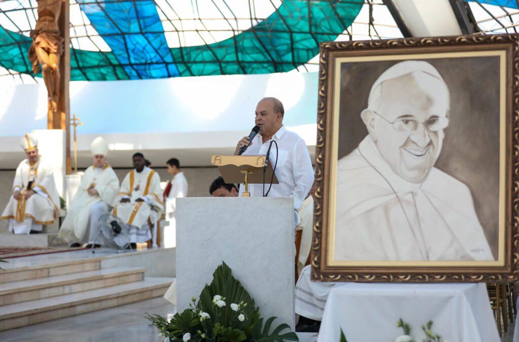 Ibaneis participa da missa dos 65 anos de Brasília marcada por homenagem ao papa Francisco