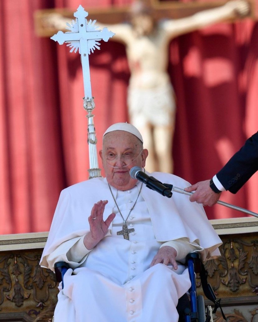 Papa Francisco faz primeira aparição pública após deixar hospital