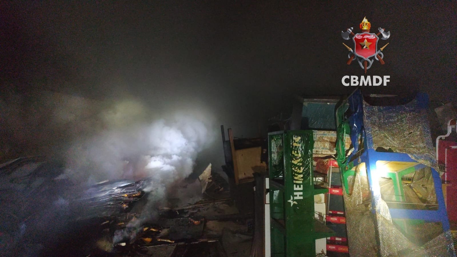 Incêndio em galpão no entorno mobiliza bombeiros do DF