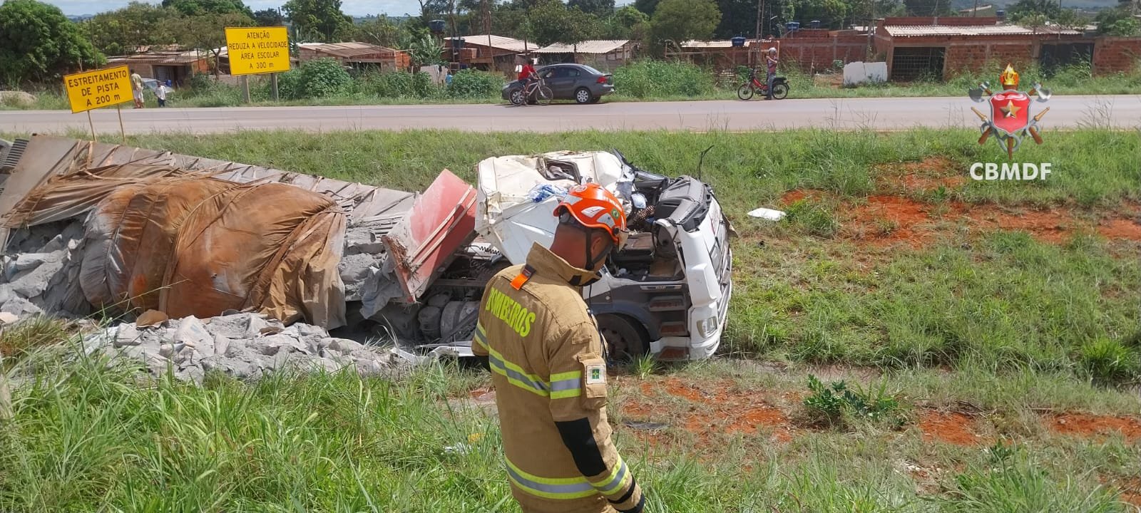 Acidente na BR-080 deixa caminhoneiro ferido