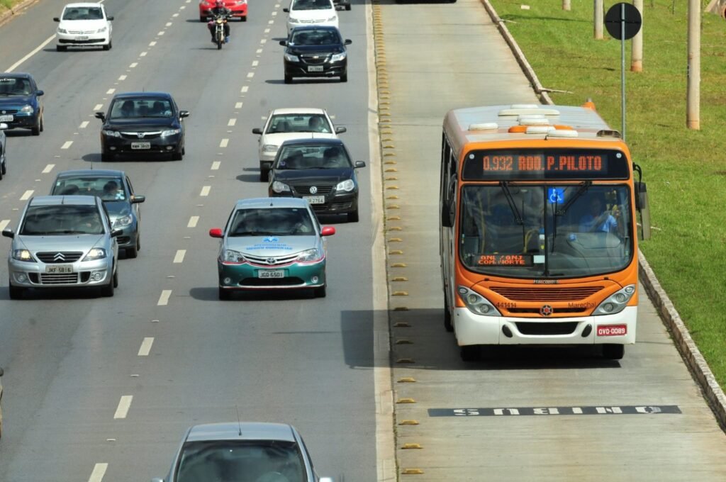 Onze linhas de ônibus terão reforço de horários neste domingo (13)